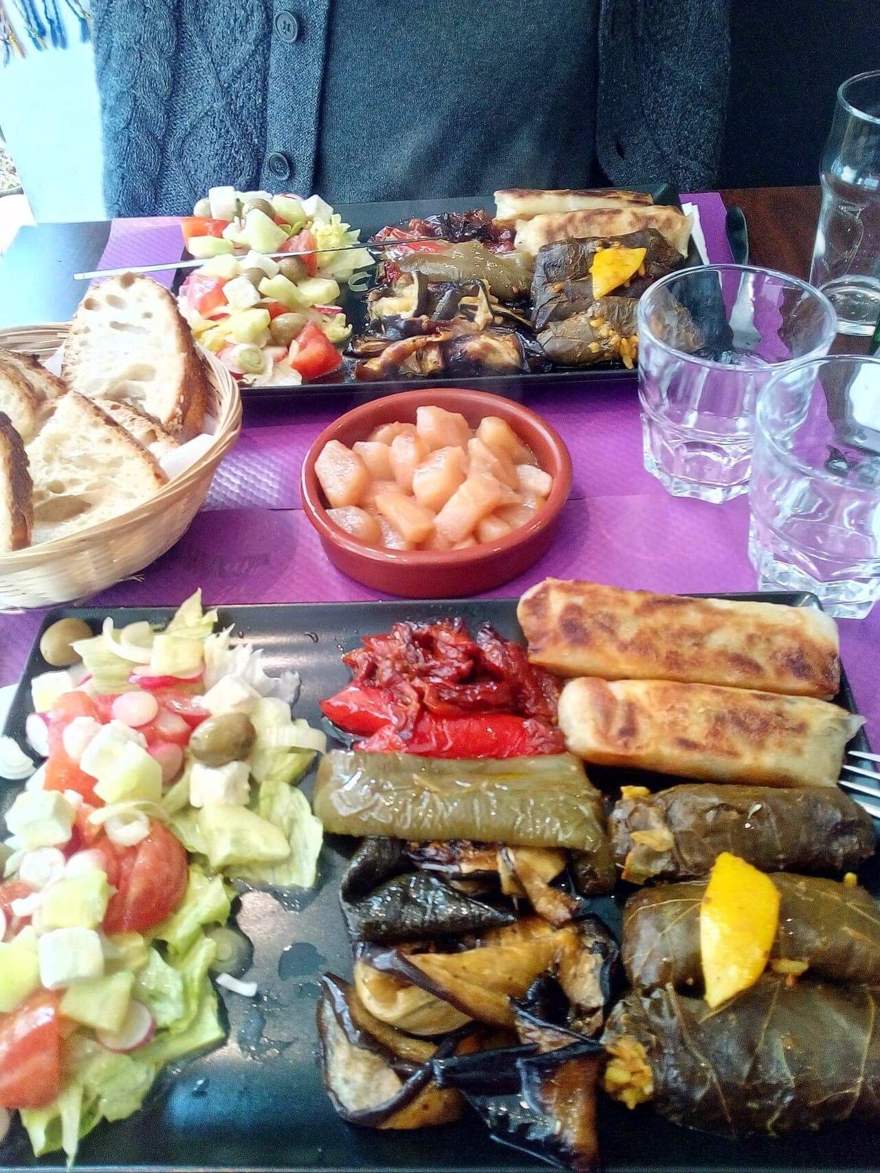 Mezze du jour, assortiment feuilles de vigne, bricks de légumes, légumes grillés salade...