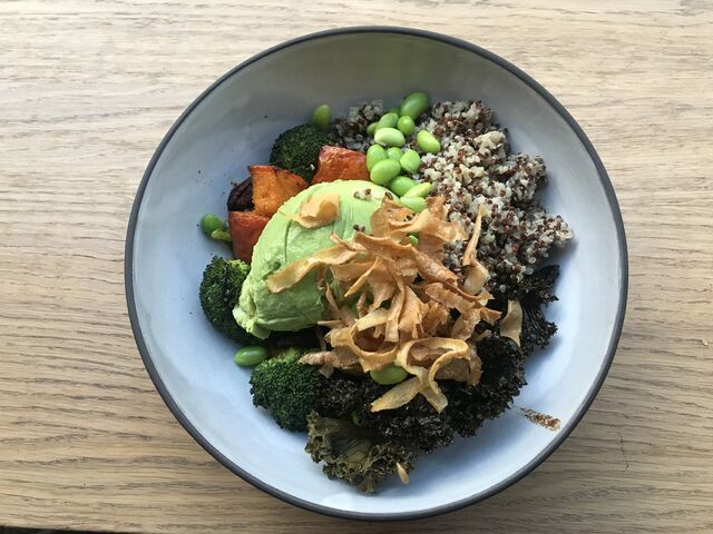 Veggie Bowl mit Quinoa,Lentils Avocado und mariniertem Gemüse auf Salat