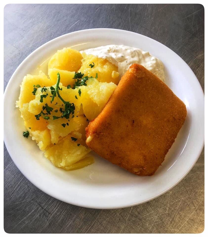 Smažený sýr s bramborem a domácí tatarkou.