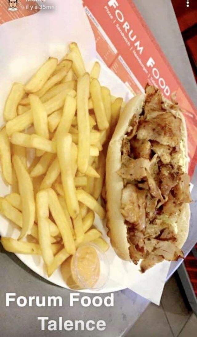 Kebab bien garnie en pain maison avec frites à côté 