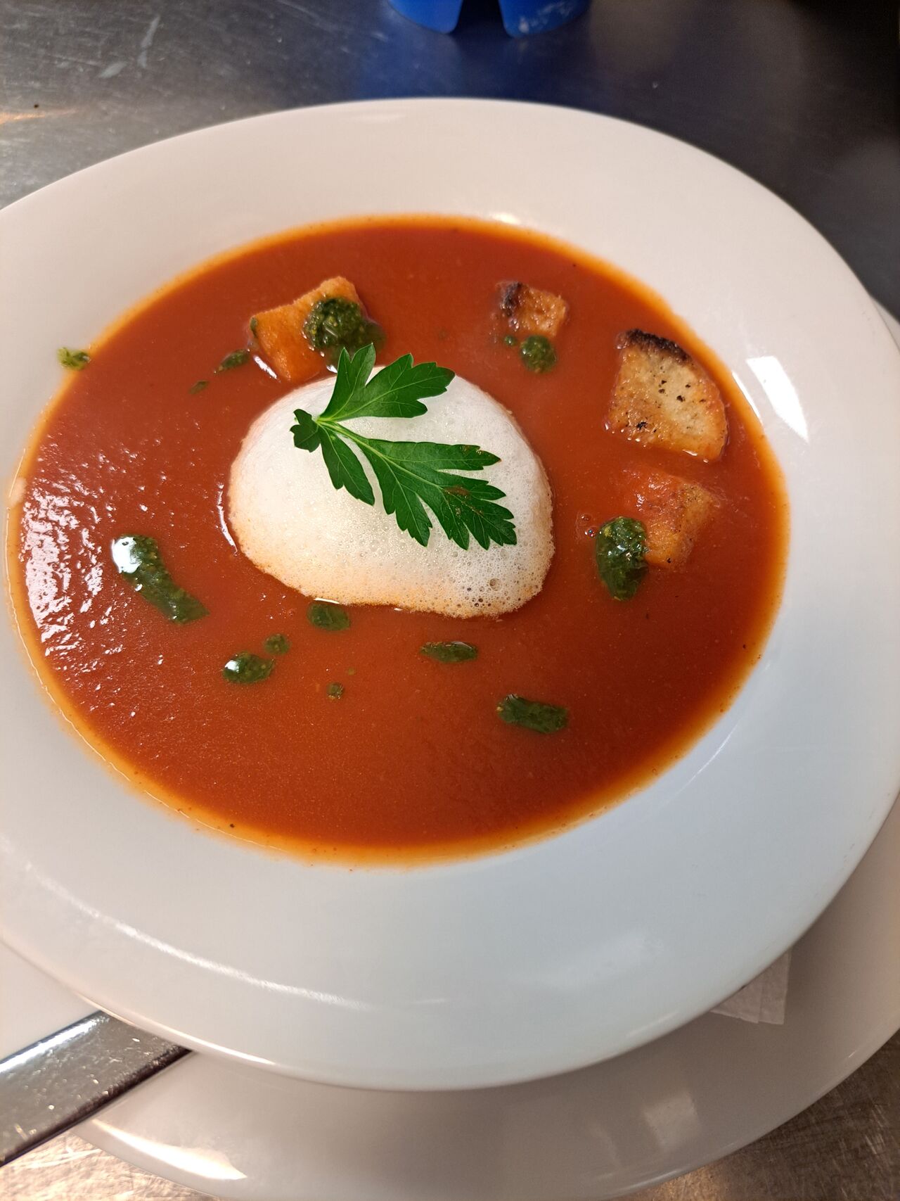 Tomatensuppe, Kräutercroûtons, Pesto