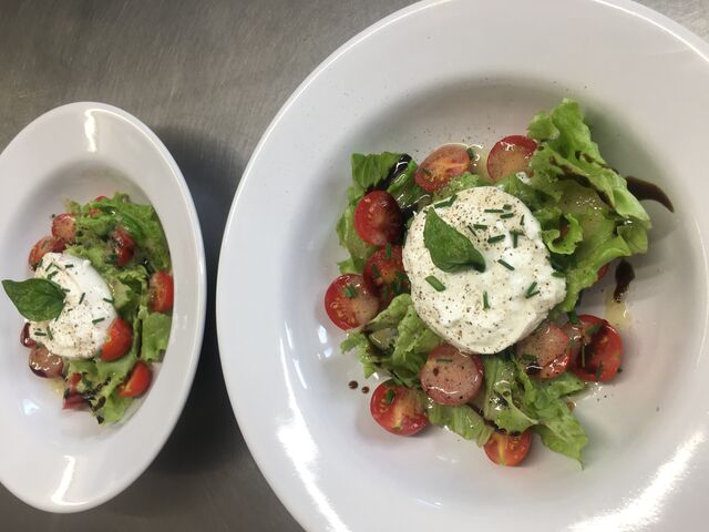 Salade fraîcheur (verte, cerises du jardin & buratta)