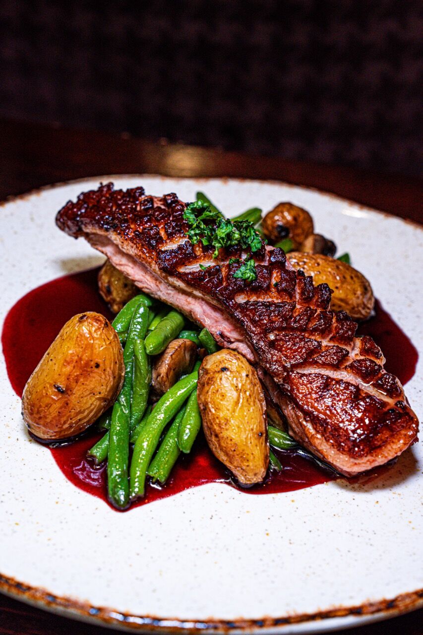 Magret de canard, poêlée forestière, crème de cassis 