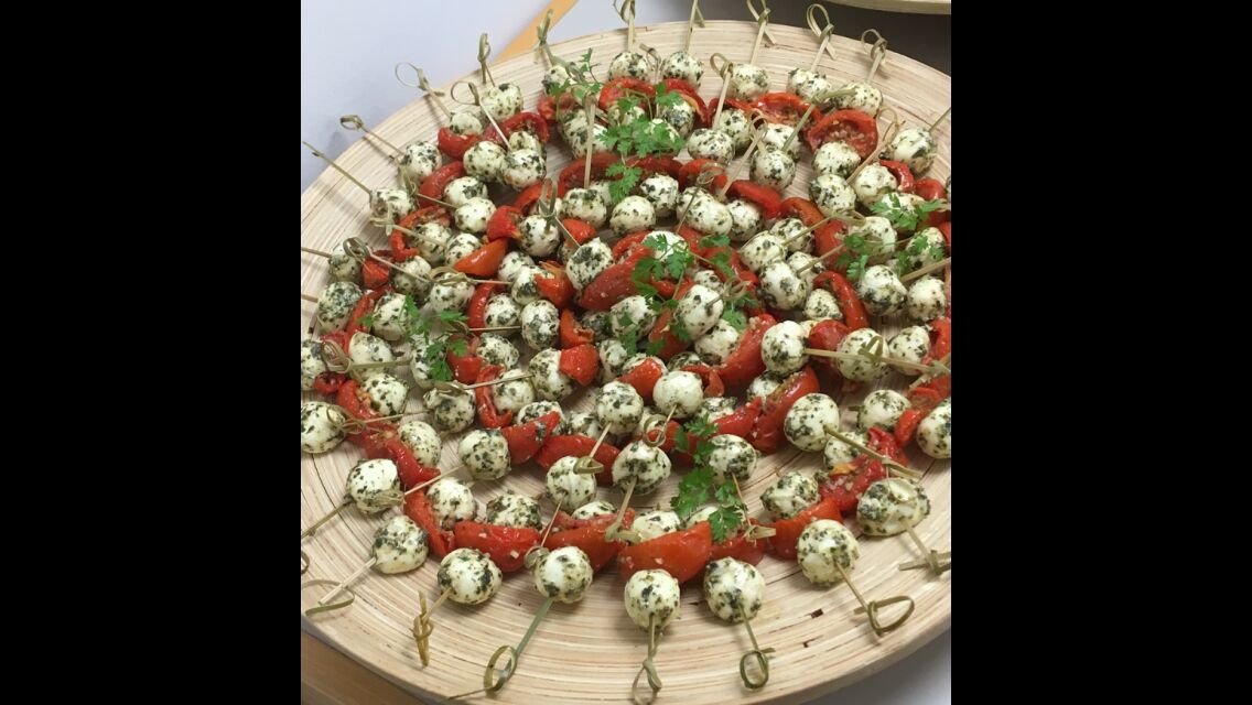 Receptiehapje/Spiesje van mozzarella en zongedroogde tomaat