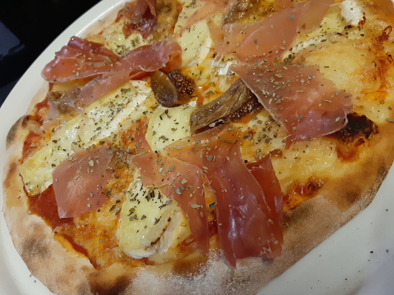 Pizza Fico
Feige, Camembert und Parmaschinken