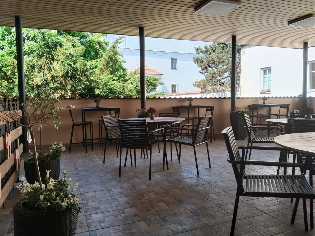 V příjemném prostředí s výhledem do nádvoří Žerotínského zámku si můžete zkonzumovat občerstvení zakoupené v prodejně.