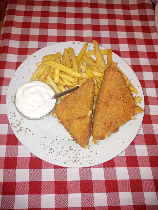 Rántott sajt rizzsel, tartármártással