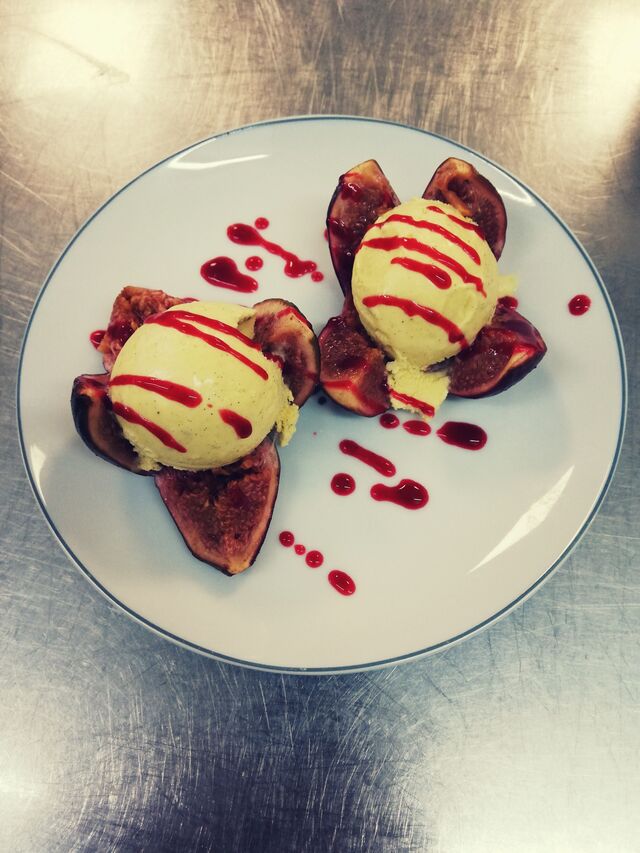 Figues pochée à la cannelle et glace vanille 