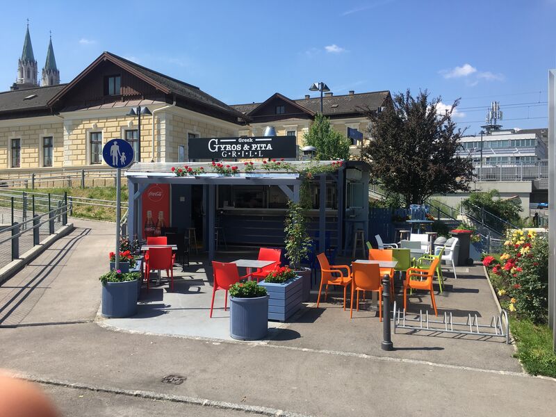 Ihr Gyros Pita Grill Stand beim Kierlinger Bahnhof
