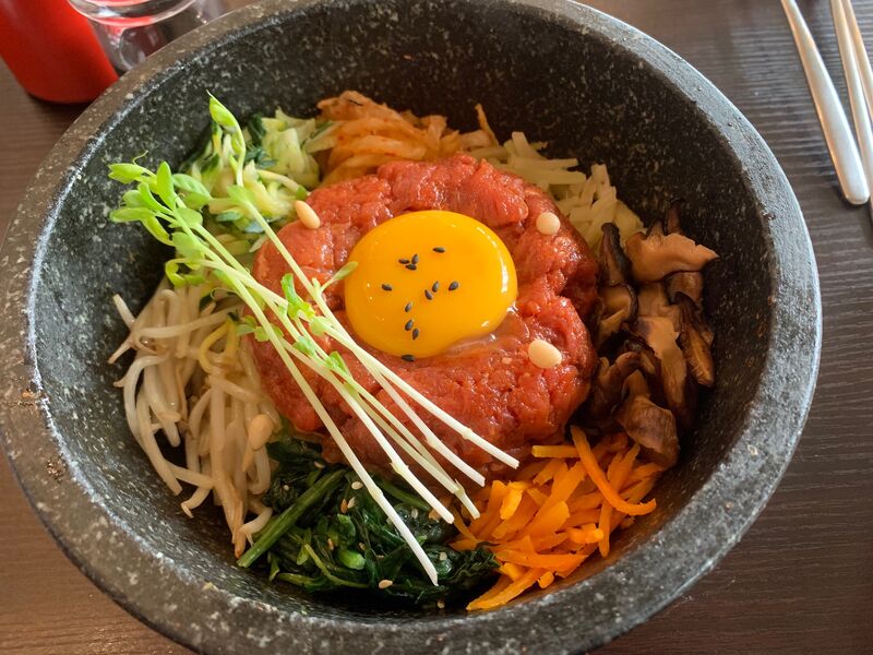Bibimbap au tartare de boeuf (육회 돌솥비빔밥)