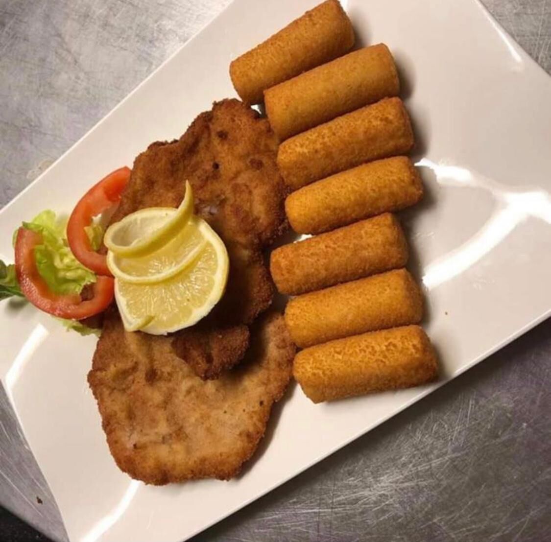 Jeden Tag Schnitzel mit Pommes frittes all you can eat Mo-Fr. 11:30-17:00 Uhr 9,90€
