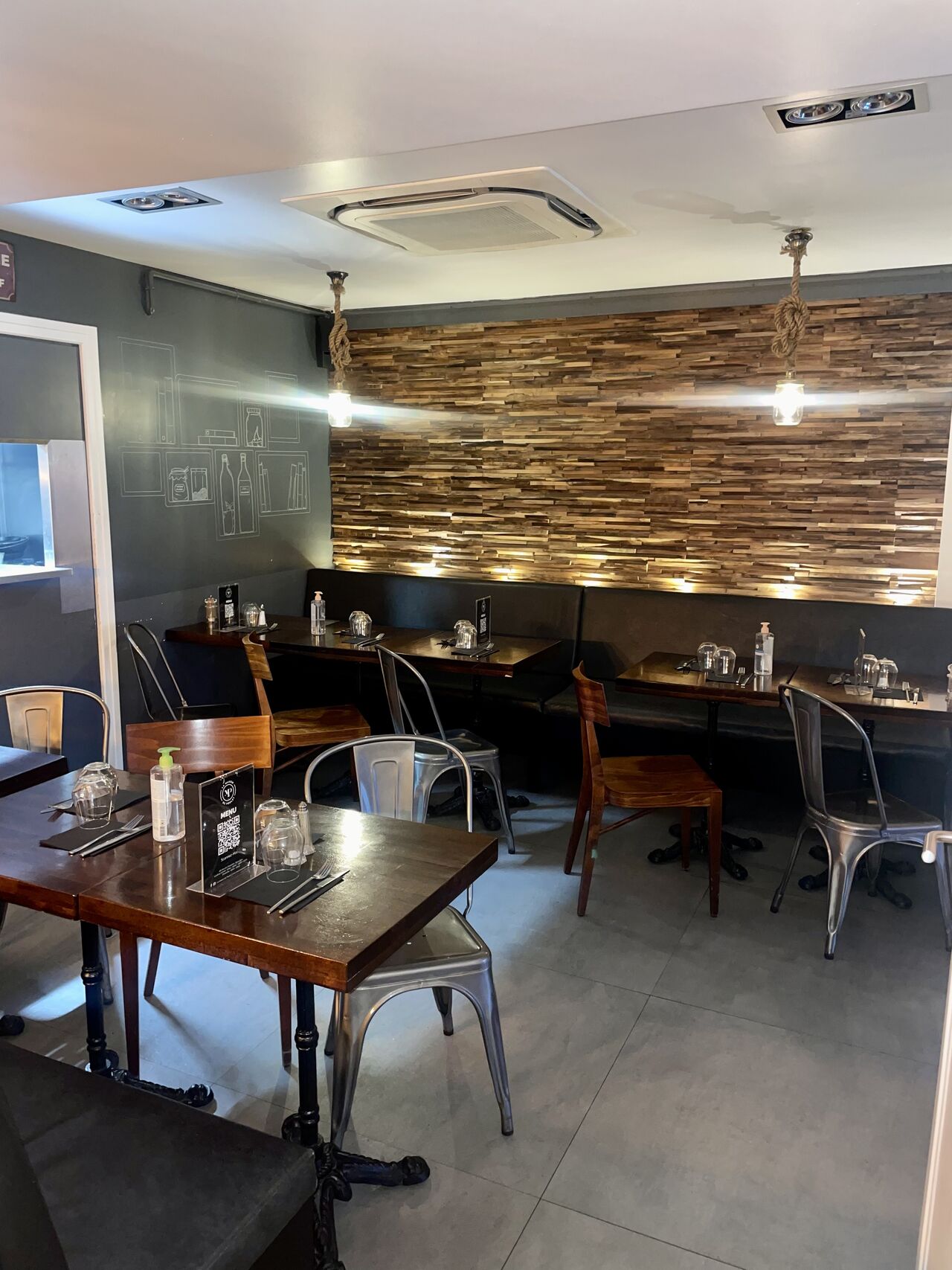 Salle 2 : Nous vous attendons pour déguster un délicieux repas dans un cadre chaleureux et convivial.