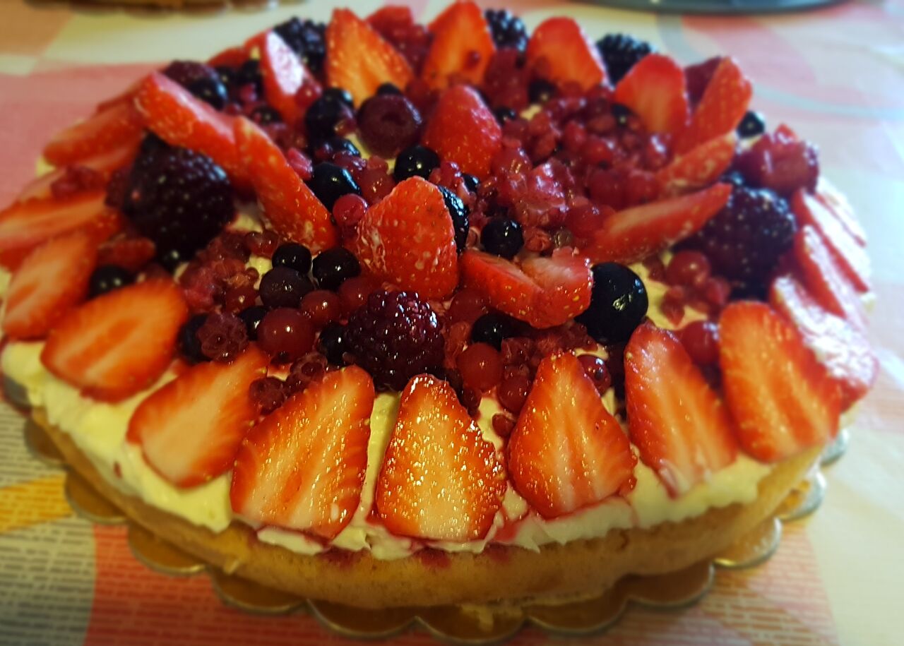 Dessert creme patissier et fruits