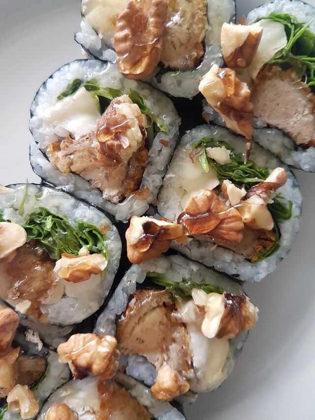 BEE MINE
(poulet - fromage de chèvre - roquette - noix - miel)