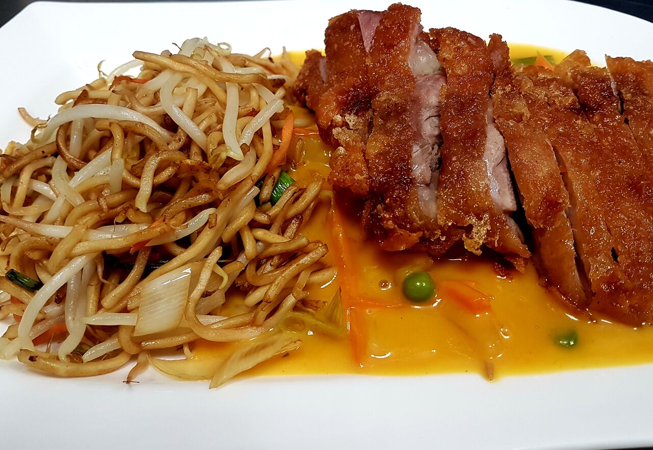 Ente auf fruchtiger Mango Sauce mit Nudeln