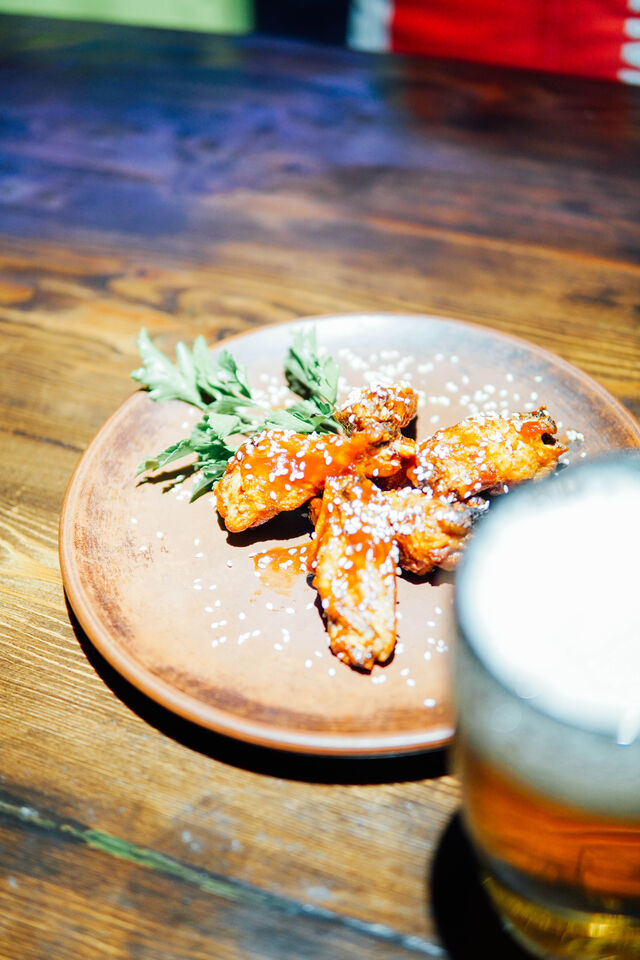 Крильця барбекю зі спеціями та кунжутом