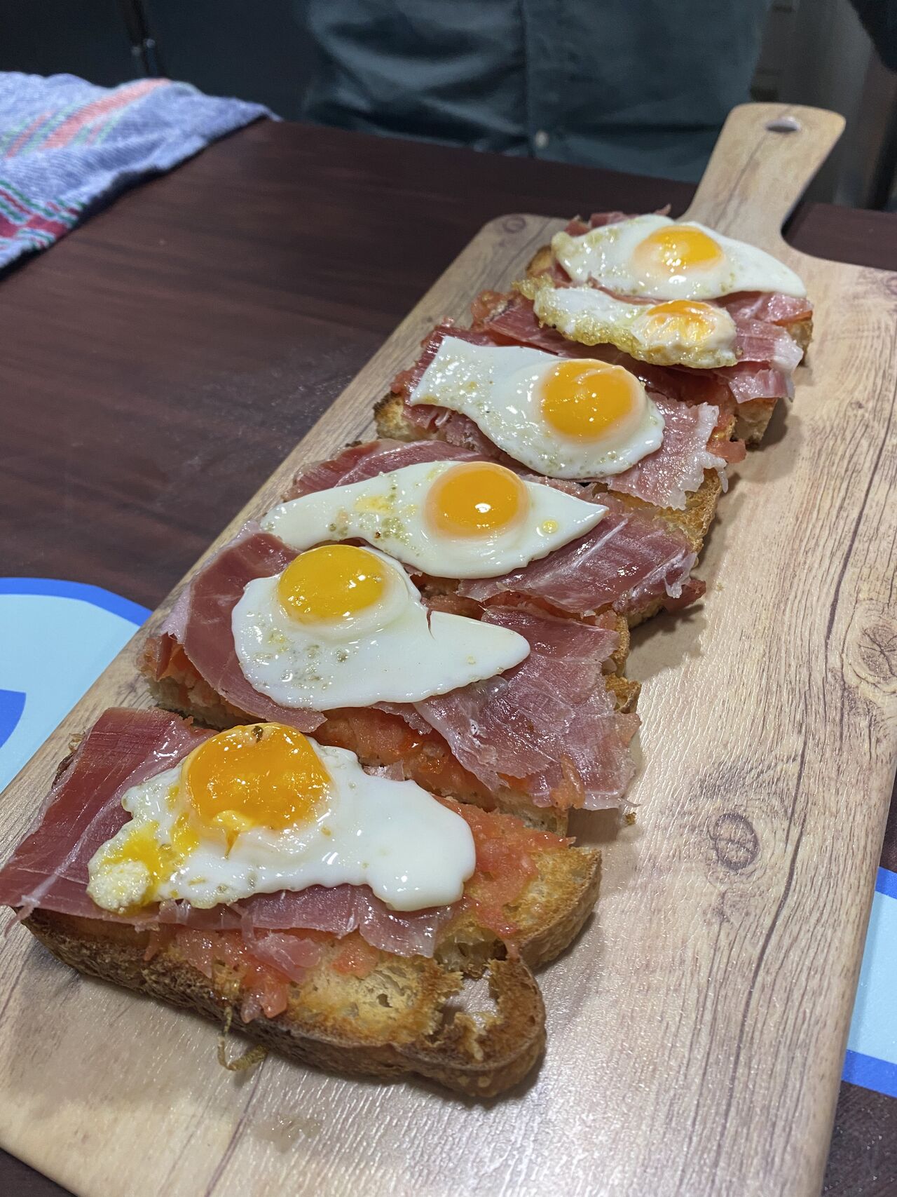 Pan de jamón y huevos de codorniz 