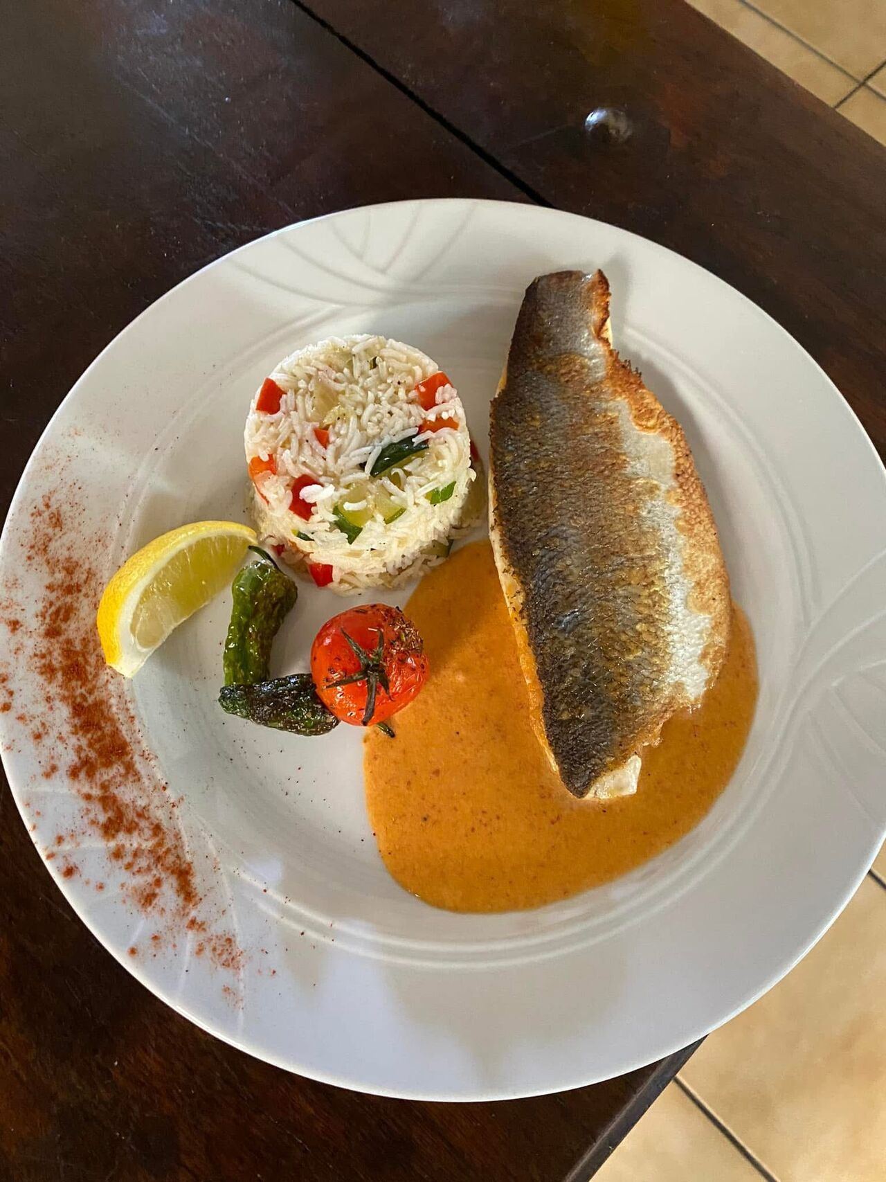Loup à la plancha, crème de chorizo & riz au légumes