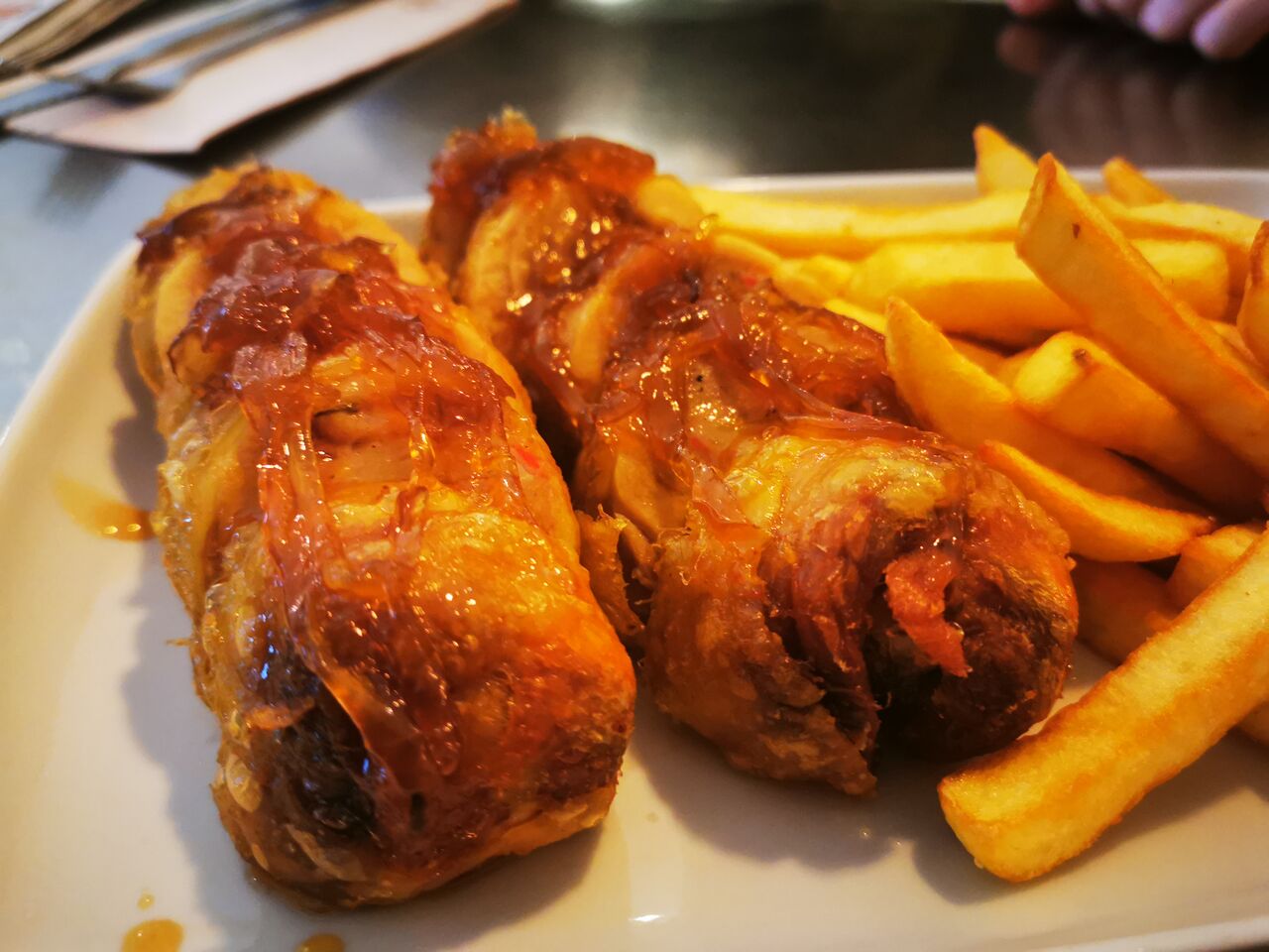 Muslitos de pollo relleno de gamba y surimi a la salsa cerveza c/ patatas.