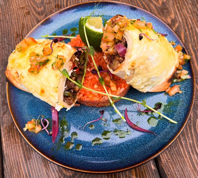 SURF AND TURF BURRITO SALSÁS RIZZSEL / bélszín, garnéla, vöröshagyma, lilahagyma, kaliforniai paprika/