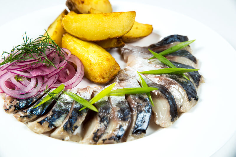 Скумбрія власного посолу з картоплею.