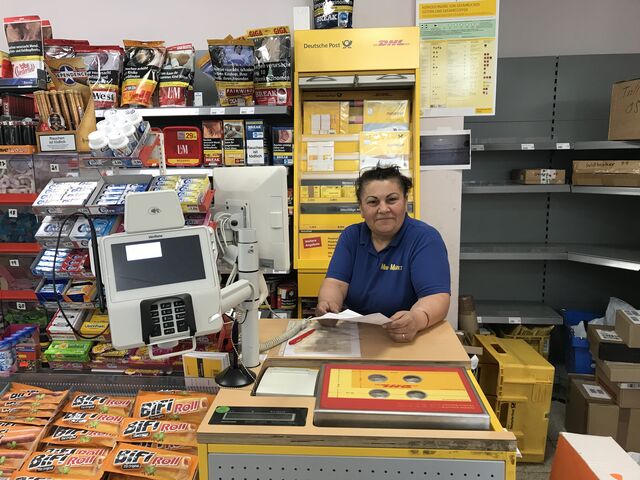 Unsere Nette Mitarbeiterin am DHL Schalter