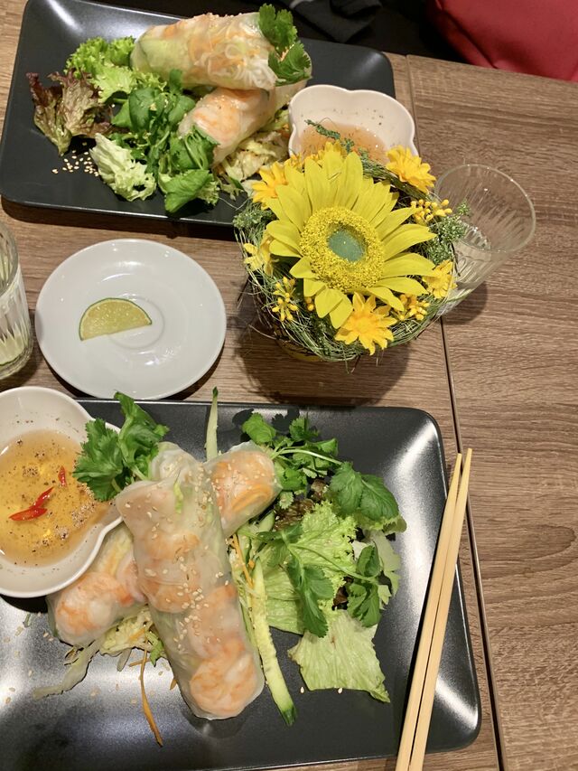 Sommer Rollen, frisch gerollt. Gefüllt mit verschiedenen Salat streifen, Reisnudeln, Hähnchen streifen und Garnelen u.s.w