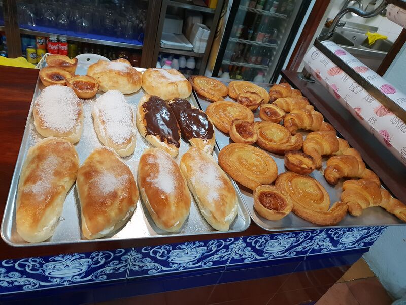 Croissant, bollos ,caracolas y pasteles de arroz 