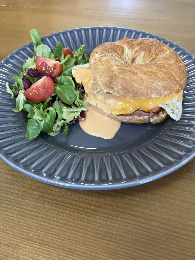Bagel se slaninou, vejcem, cheddarem a burger omáčkou