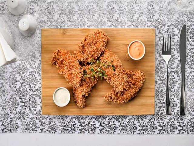 Chrupiące stripsy z kurczaka sosy Crispy chicken strips sauces 5 pcs Alergeny (1,3,7) 20 zł