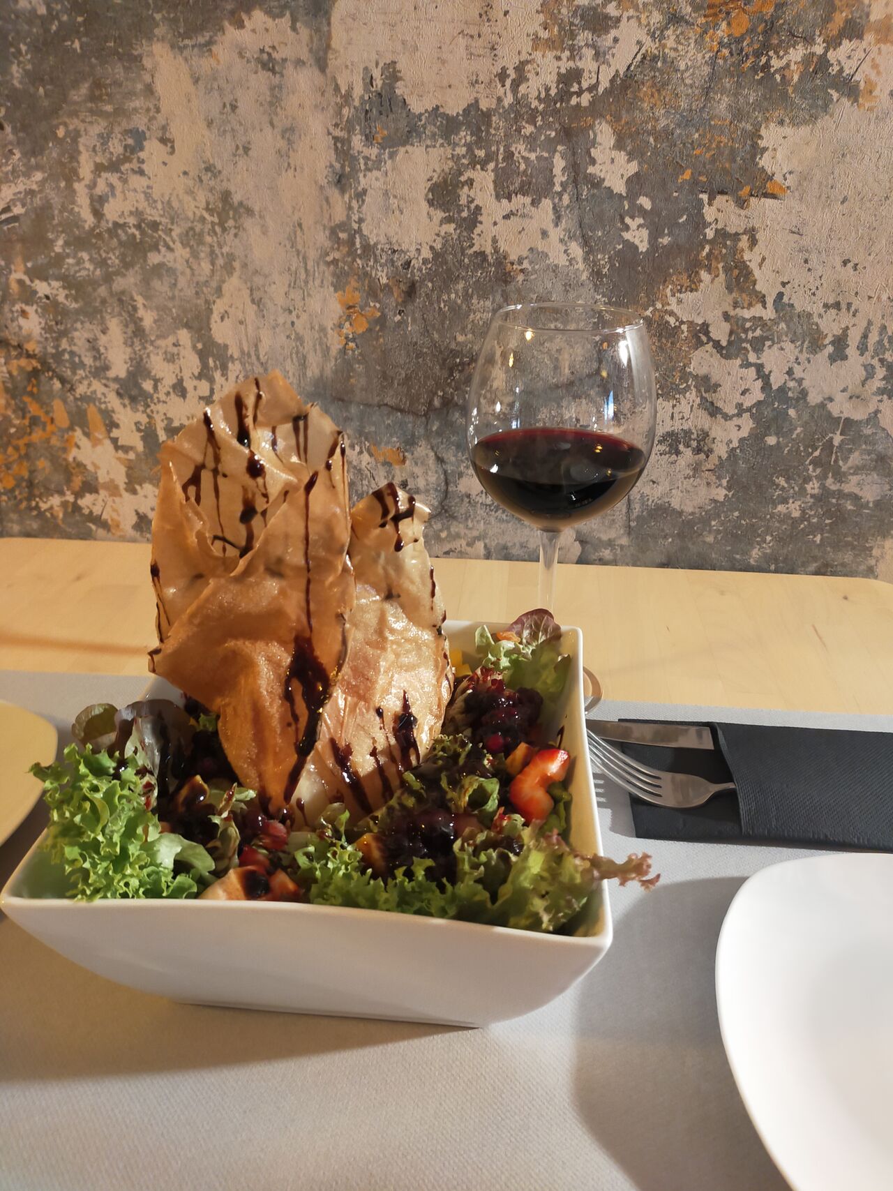 Ensalada de frutas con saquito crujiente de cabra