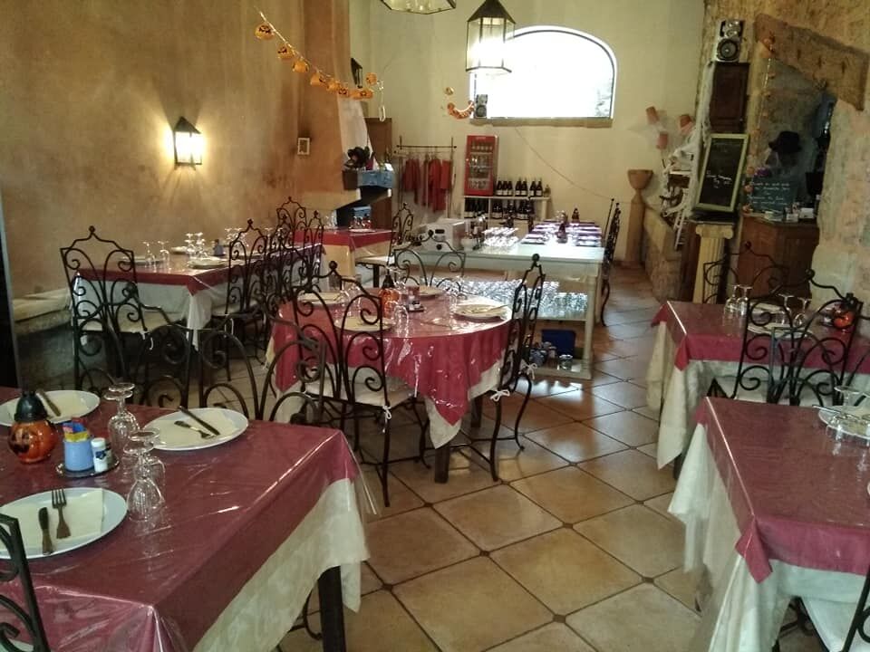 Salle intérieure avec cheminée 