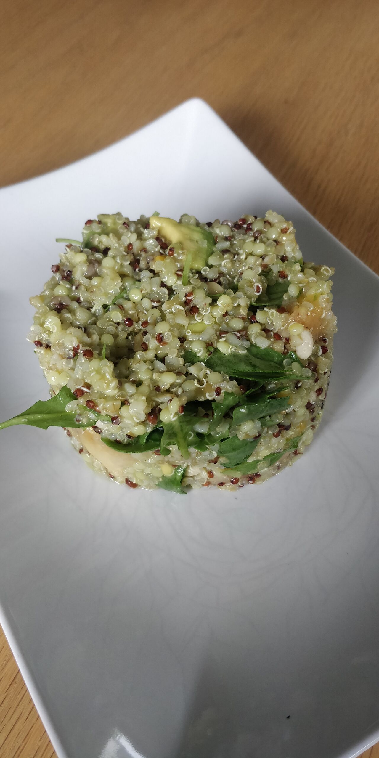 Salade de quinoa, avocats, nectarines, roquette et pignon de pin et sa vinaigrette exotique