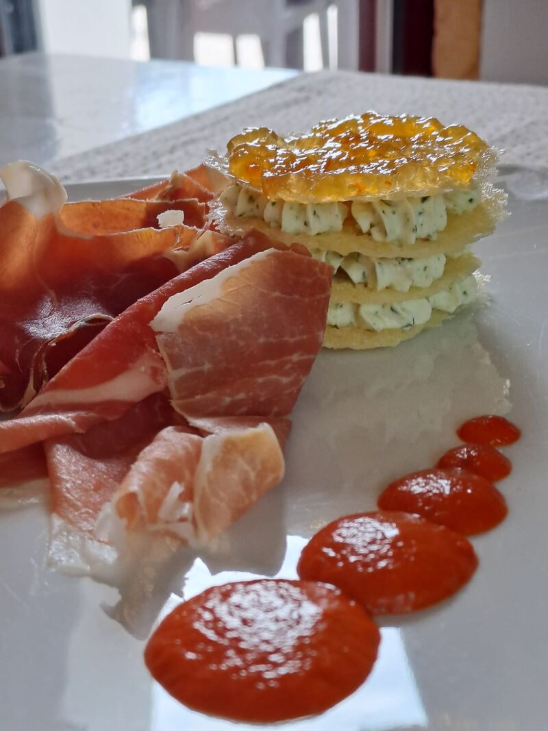 Millefoglie di chips di grana con fiocco di crudo