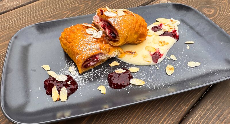 BUNDÁZOTT PALACSINTA ERDEI GYÜMÖLCSÖS TÚRÓKRÉMMEL,VANÍLIA SODÓVAL ÉS MANDULA SZÓRÁSSAL