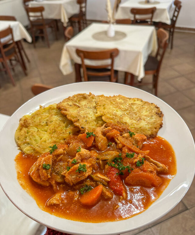 Kuřecí směs s bramboráčky 