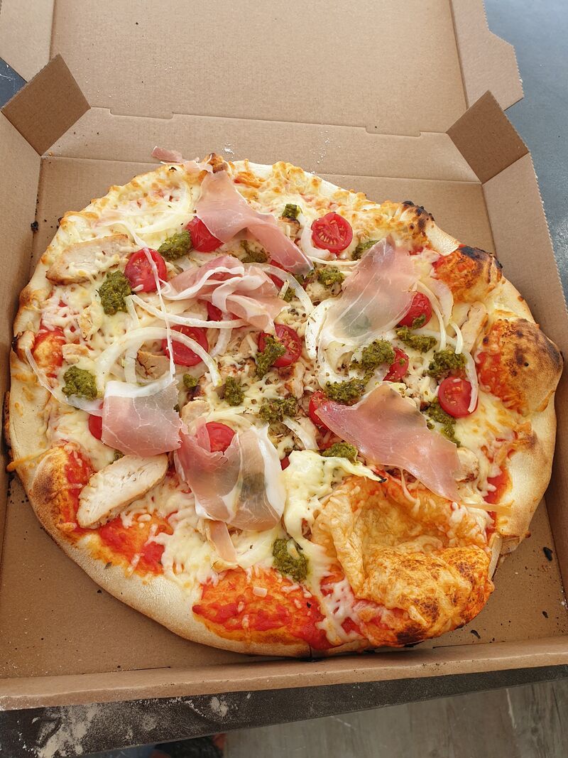 La Pesto : fromage à pizza, tomates cerises, jambon de parme, poulet, pesto
PETITE :
GRANDE :