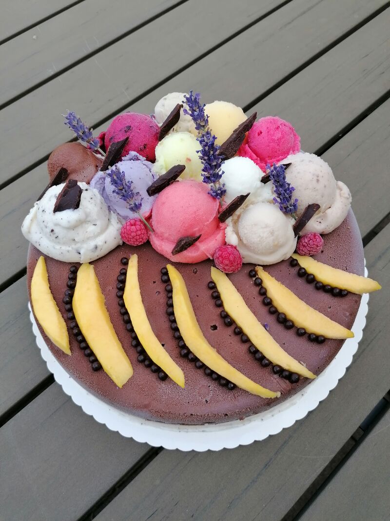 Eistorte mit Mango-, Himbeer- und Joghurteis