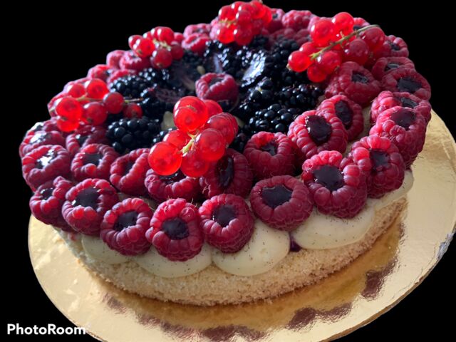Tarte fruits rouges
Crème mousseline vanille
Pâte sablée amandes 