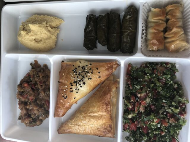 Plateau mezze composé de taboulé, beureks fromage et viande, houmous, caviar d'aubergine, feuilles de vigne et dessert arménien