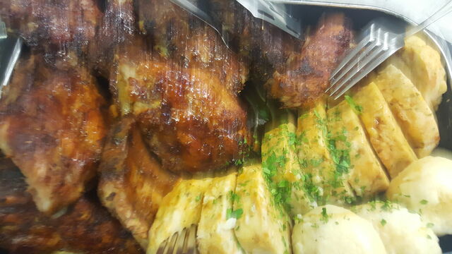 Unser besonderes Schmankerl: die Schlachtplatte
https://www.zum-donauwirt.at/speisekarte/schlachtplatte/