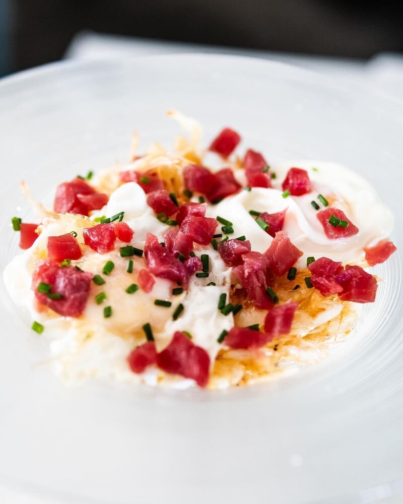 Gambas de cristal con dados de atún rojo y huevo frito.