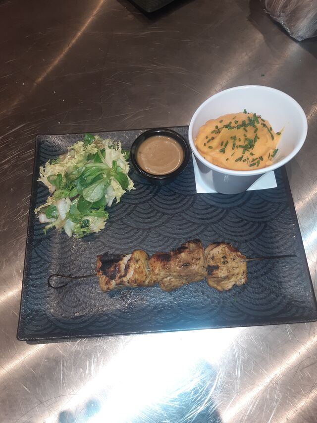 Brochette de Filet Mignon, Purée de Patate Douce et Sauce Poivre Vert