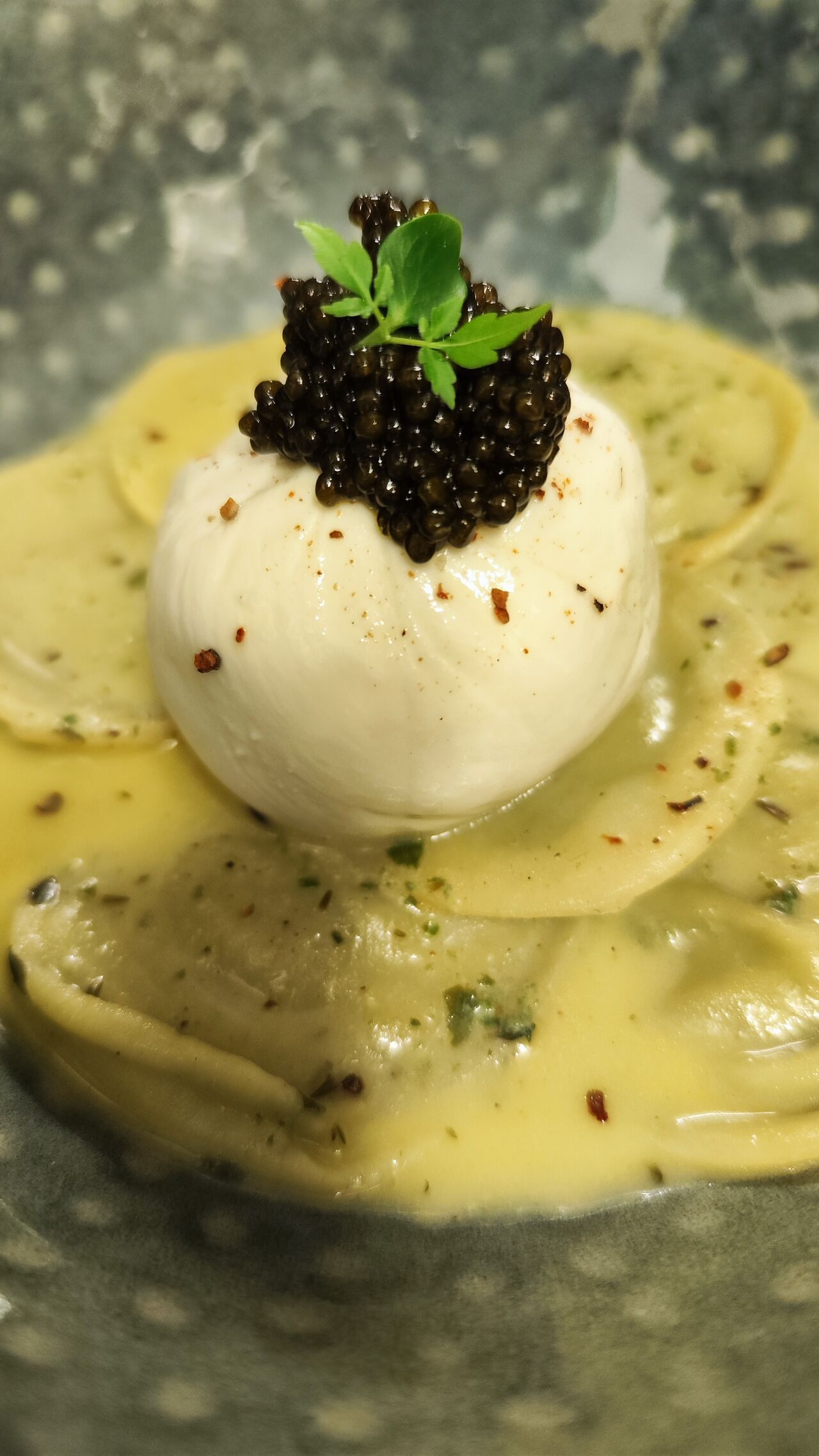 Ravioles à la ricotta et aux épinards, burrata et caviar