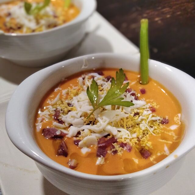 Salmorejo con jamón y huevo hilado. Un clasico.