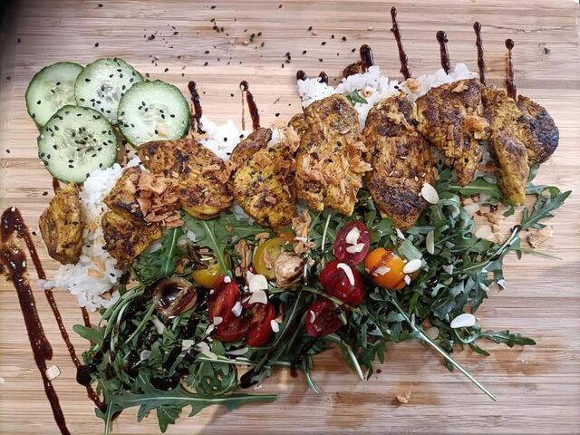 Poulet massala •
Épices indiennes, oignons, épices massala, filet de poulet frais accompagné de riz, salade ou frites