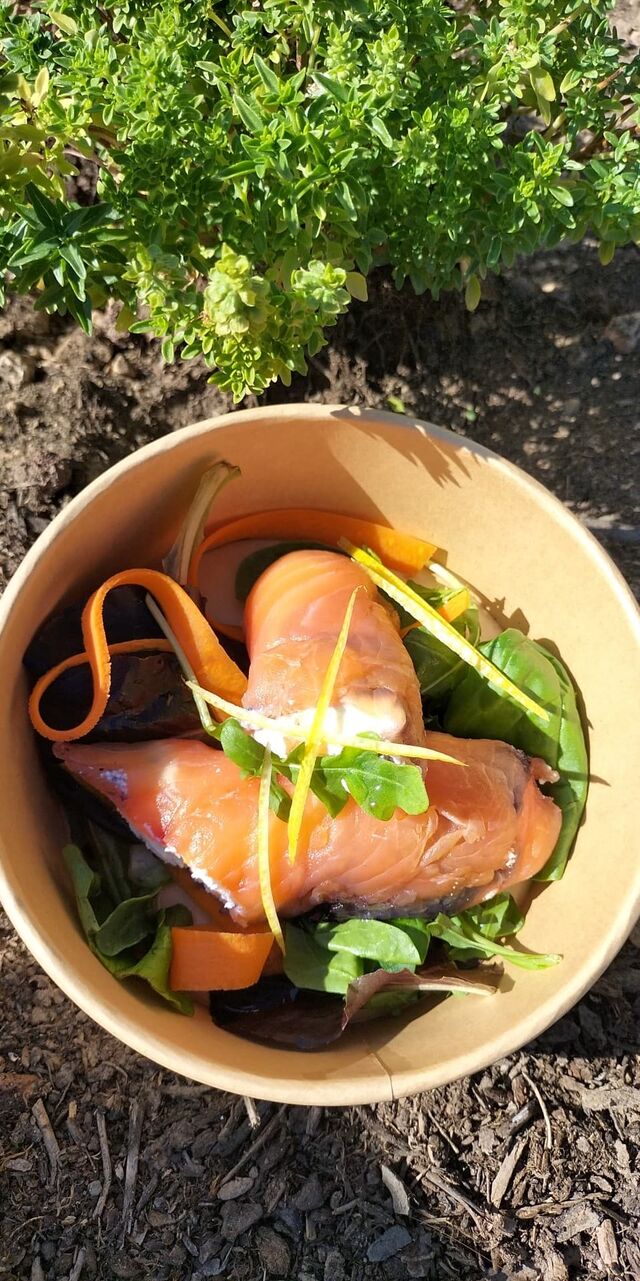 Cannelonni de saumon fumé farci à la ricotta et au confit de myrtilles réalisé sur commande.