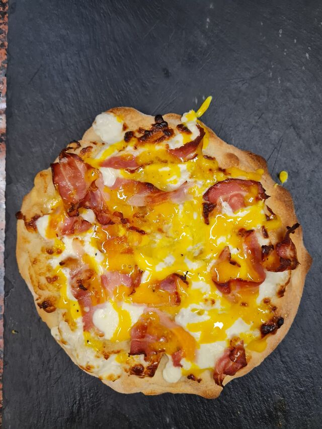 Pinsa romana alla carbonara 