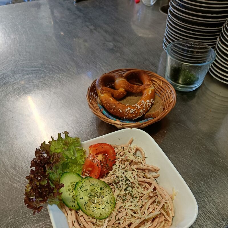 Schweizer Wurstsalat mit Käse