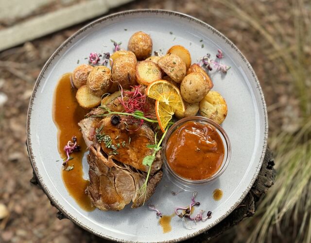 Egészben sült tarja rozmaringos parázs burgonyával és ház BBQ-val